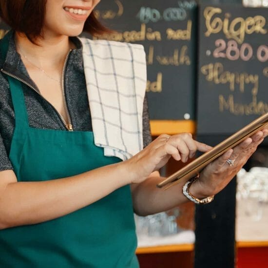 waitress using app